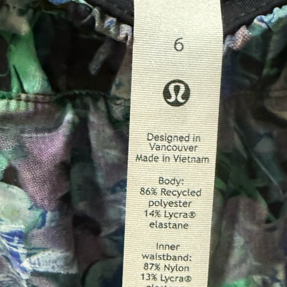 Women’s Lululemon High Waisted Running Shorts! ! Size 6! - Picture 6 of 7